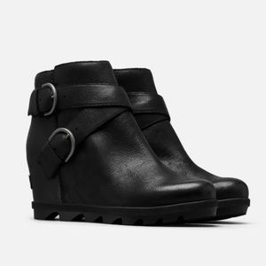 JOAN OF ARCTIC WEDGE II BUCKLE BOOTIE size 9